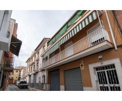 Adosada en Granada capital con garaje y junto al metro.