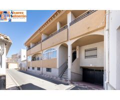 Piso de un dormitorio con patio y cochera cerrada.
