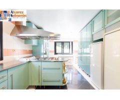 Exclusiva vivienda en El Serrallo con jardín, apartamento independiente y espectaculares vistas