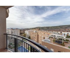 PISO LUMINOSO EN BUEN ESTADO CON PISCINA COMUNITARIA, DOS GARAJES Y TRASTERO