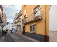 CASA DE 3 PLANTAS A UN PASO DEL CENTRO