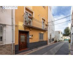 CASA DE 3 PLANTAS A UN PASO DEL CENTRO