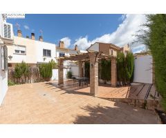 Casa pareada con hermoso patio en el centro de La Zubia