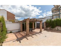 Casa pareada con hermoso patio en el centro de La Zubia