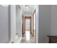 Casa pareada con hermoso patio en el centro de La Zubia