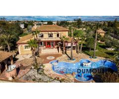 Gran villa de 516m2 de vivienda y 10.791m2 de parcela!! En Los Montesinos!!