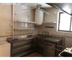 Casa en esquina con Local comercial en Avenida Hispanidad