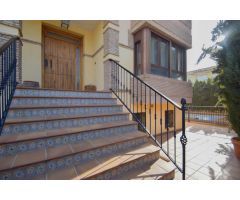 Excepcional Chalet Independiente en Maracena con piscina privada