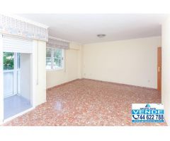 Piso con patio, cochera y trastero en el centro de Oliva