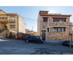 Solar orientado a dos calles en muy buena zona