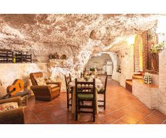 CASA CON CUEVA EN FRAILES