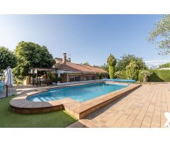 Casa con Gran Parcela en La Zubia