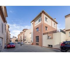 Chalet pareado Premium con ascensor y todo el lujo de detalles en Granada capital.