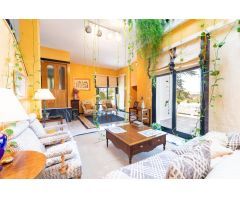 Exclusiva vivienda en El Serrallo con jardín, apartamento independiente y espectaculares vistas