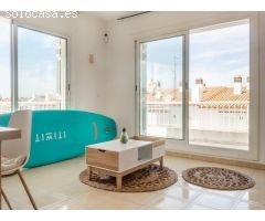 Vive la vida junto al mar: Encantador apartamento en venta con vistas panorámicas