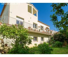 Casa espaciosa con jardín privado