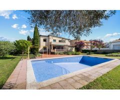Villa con gran jardín de 1500m2 y piscina de 70m2 a 100m del centro de Sant Pere Pescador