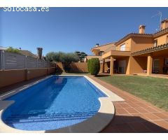 Casa en venta con piscina y jardín en muy buena zona de Figueres