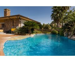 Gran finca a 160m del Paseo Marítimo de La Escala con dos casas, piscina y jardín