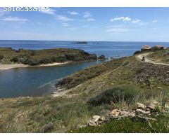 Gran solar en primerísima línea de mar en Cadaqués