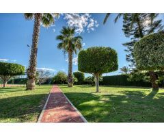 LUJOSA VILLA  A LA VENTA CON PISTA DE TENIS, BARBACOA, PISCINA Y GRAN JARDIN