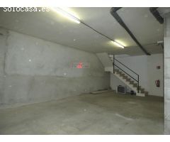 CALONGE:  Local  de 130 m2. en 1ª línea comercial,  con 5 ms . lineales de escaparates