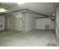 CALONGE:  Local  de 130 m2. en 1ª línea comercial,  con 5 ms . lineales de escaparates