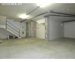 CALONGE:  Local  de 130 m2. en 1ª línea comercial,  con 5 ms . lineales de escaparates