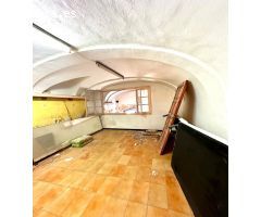 CALONGE: CASA RÚSTICA PARA RESTAURAR EN EL CENTRO DEL PUEBLO CON GARAJE DE 110M2 CON TRASTERO