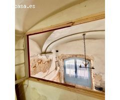CALONGE: CASA RÚSTICA PARA RESTAURAR EN EL CENTRO DEL PUEBLO CON GARAJE DE 110M2 CON TRASTERO