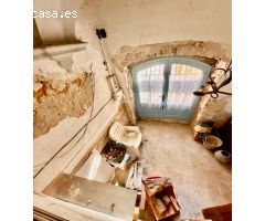 CALONGE: CASA RÚSTICA PARA RESTAURAR EN EL CENTRO DEL PUEBLO CON GARAJE DE 110M2 CON TRASTERO
