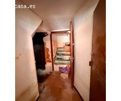 CALONGE: CASA RÚSTICA PARA RESTAURAR EN EL CENTRO DEL PUEBLO CON GARAJE DE 110M2 CON TRASTERO
