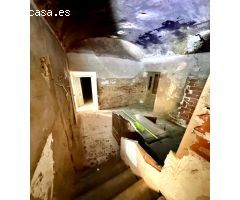 CALONGE: CASA RÚSTICA PARA RESTAURAR EN EL CENTRO DEL PUEBLO CON GARAJE DE 110M2 CON TRASTERO
