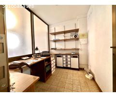 PALAMÓS: LOCAL COMERCIAL CÉNTRICO DE 113 M2, PLANTA BAJA + ALTILLO + 2 ASEOS