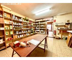 PALAMÓS: LOCAL COMERCIAL CÉNTRICO DE 113 M2, PLANTA BAJA + ALTILLO + 2 ASEOS