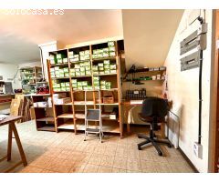 PALAMÓS: LOCAL COMERCIAL CÉNTRICO DE 113 M2, PLANTA BAJA + ALTILLO + 2 ASEOS