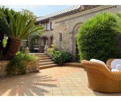 Tres increibles casas unidas por agradables patios y jardines en Sant Pere Pescador, Alto Ampurdán.