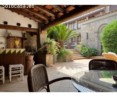 Tres increibles casas unidas por agradables patios y jardines en Sant Pere Pescador, Alto Ampurdán.