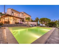 Elegante villa con hermoso jardín, vistas panorámicas y piscina privada