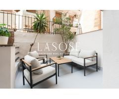 Piso con terraza reformado a estrenar en Poble Sec