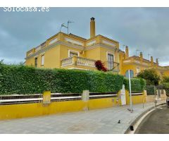 VIVIENDA PAREADA CON PISCINA EN UNA ZONA INMEJORABLE.