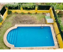 VIVIENDA PAREADA CON PISCINA EN UNA ZONA INMEJORABLE.