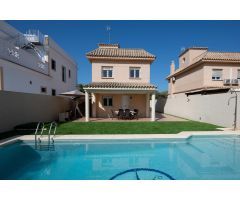 Chalet independiente con piscina en primera linea de playa
