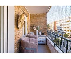 Apartamento de 102m2, 3 dormitorios junto a playa, terraza y ascensor