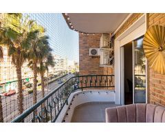 Apartamento de 102m2, 3 dormitorios junto a playa, terraza y ascensor