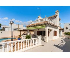 CHALET INDEPENDIENTE CON PISCINA Y GARAJE CERCA DE LA PLAYA EN LA ZENIA (ORIHUELA COSTA)