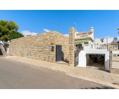CHALET INDEPENDIENTE CON PISCINA Y GARAJE CERCA DE LA PLAYA EN LA ZENIA (ORIHUELA COSTA)