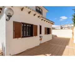 CHALET INDEPENDIENTE CON PISCINA Y GARAJE CERCA DE LA PLAYA EN LA ZENIA (ORIHUELA COSTA)