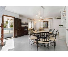 CHALET INDEPENDIENTE CON PISCINA Y GARAJE CERCA DE LA PLAYA EN LA ZENIA (ORIHUELA COSTA)