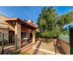 CASA SEMI INDEPENDIENTE DE 2 DORMITORIOS CON PISCINA Y PLAZA DE PARKING EN AGUAS NUEVAS TORREVIEJA